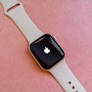 Apple Watch SE 2nd Gen 40mm Cellular (2022) With Charger 🫶🏼